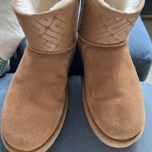Barely worn Ugg size 9 boots